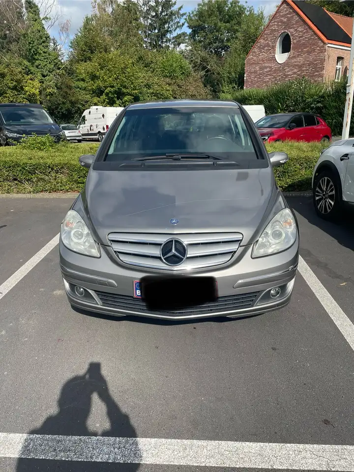 Mercedes-Benz B 180