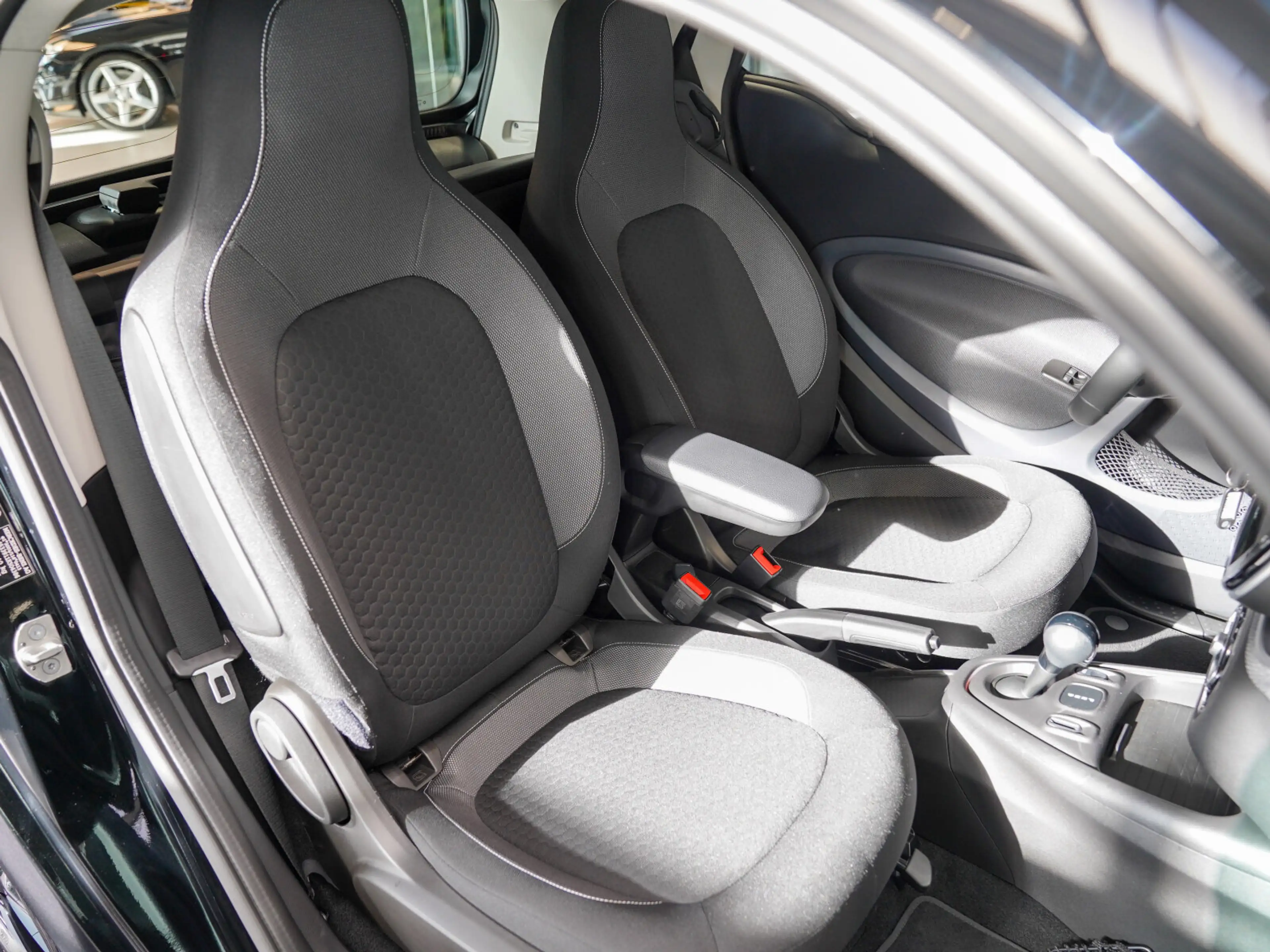smart forTwo EQ  coupe passion 22kW Pano LED Ganzjahres — photo 7