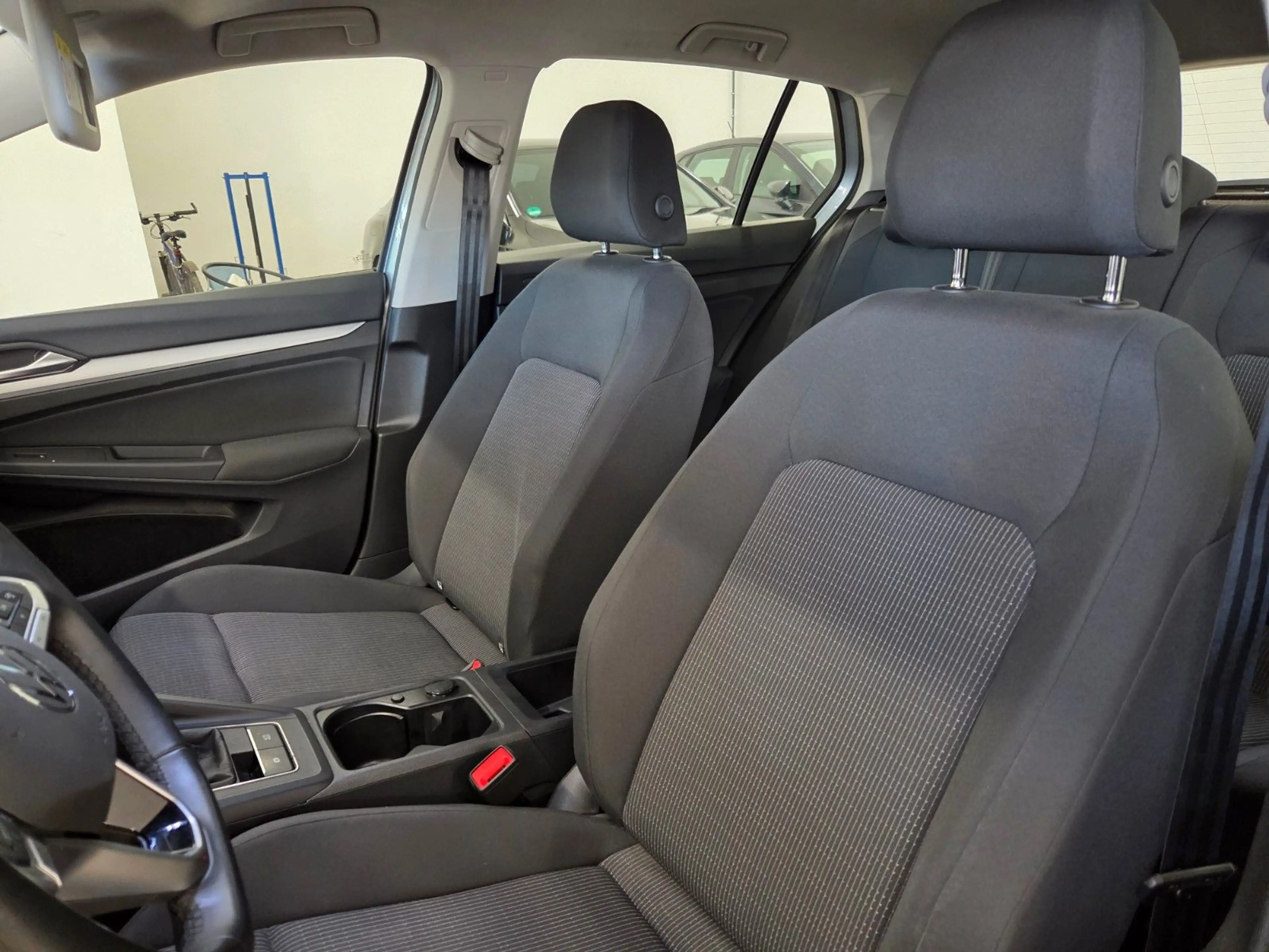 Volkswagen Golf VIII Lim. Basis — photo 11