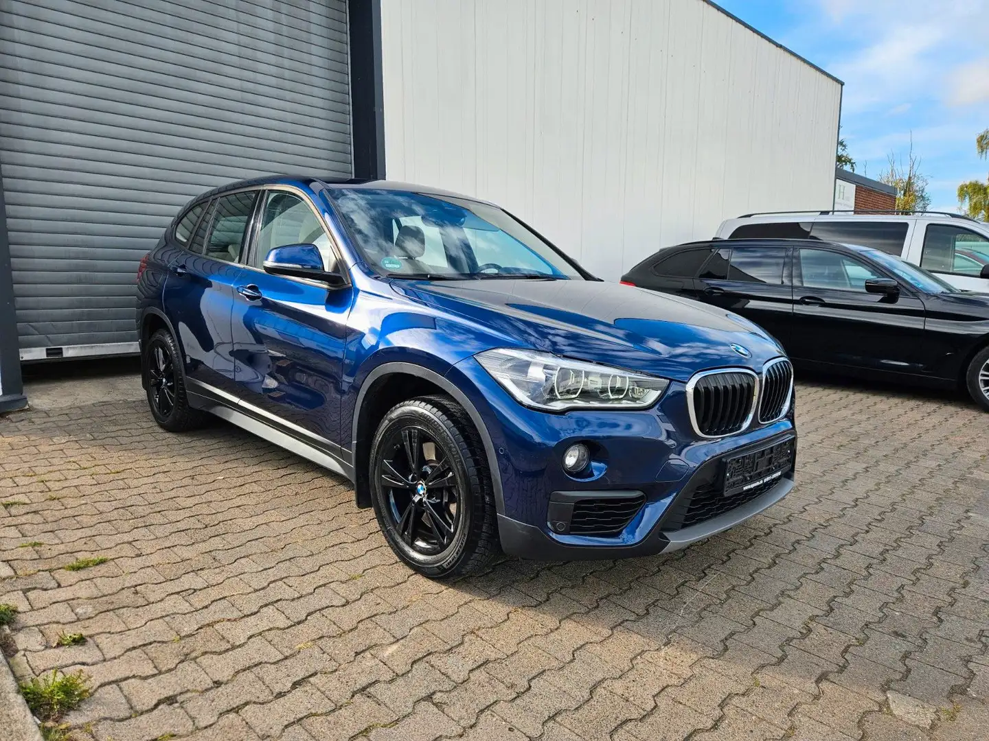 BMW X1 20i*NAVI*HUD*ACC*AHK*LEDER*PANORAMA*KAMERA Blau - 2