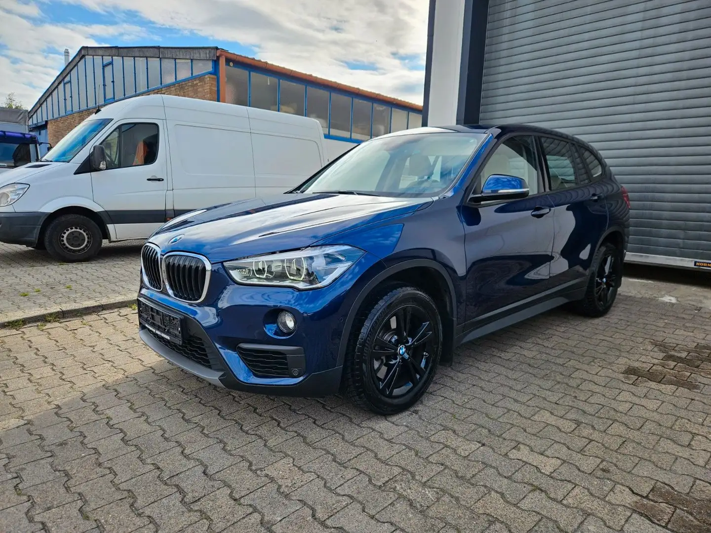 BMW X1 20i*NAVI*HUD*ACC*AHK*LEDER*PANORAMA*KAMERA Blau - 1