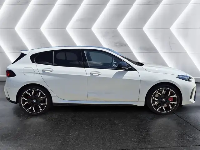 BMW 1 Series view 5