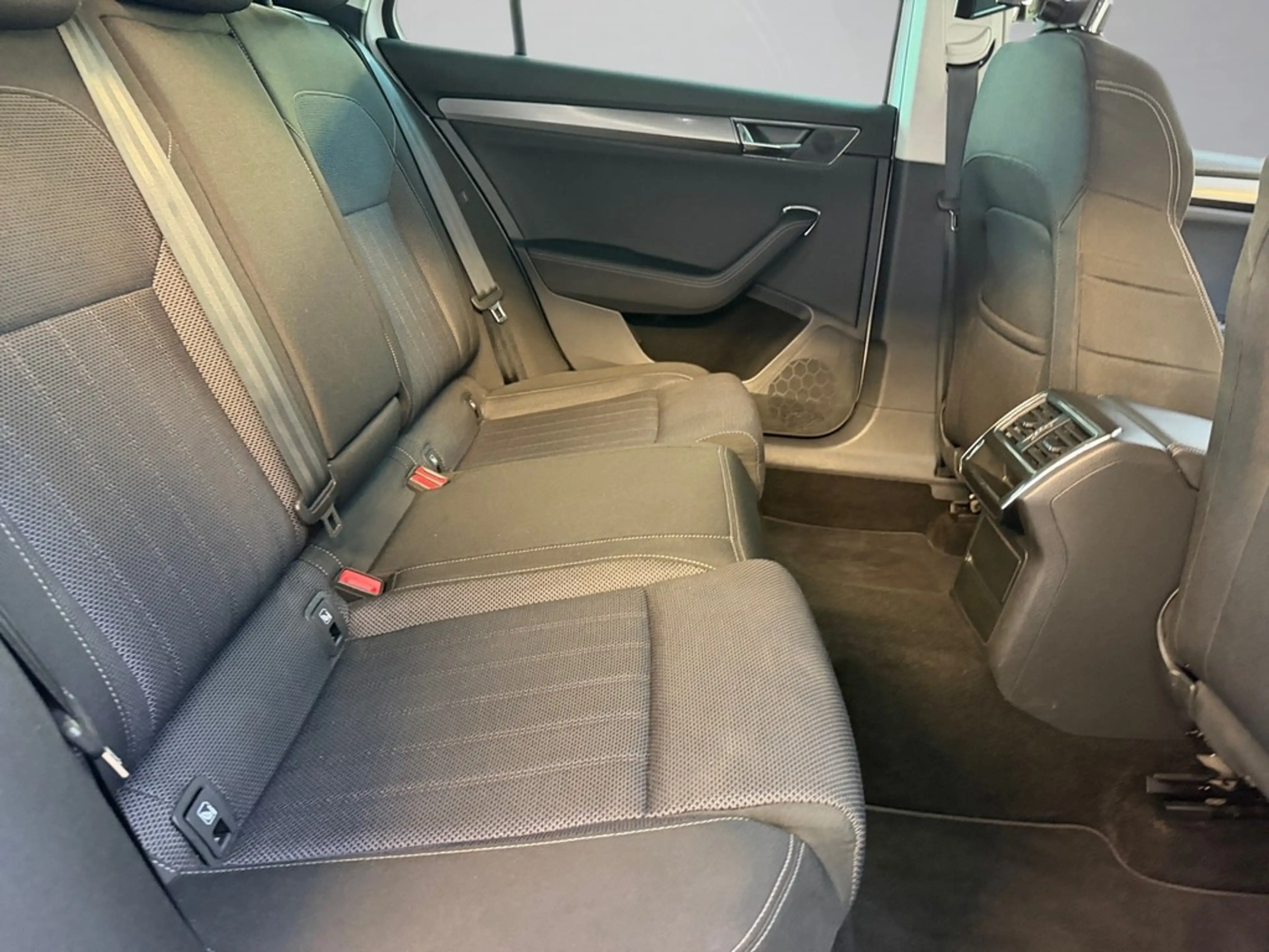 Skoda Superb Combi 2,0 TDI DSG AHK — photo 11