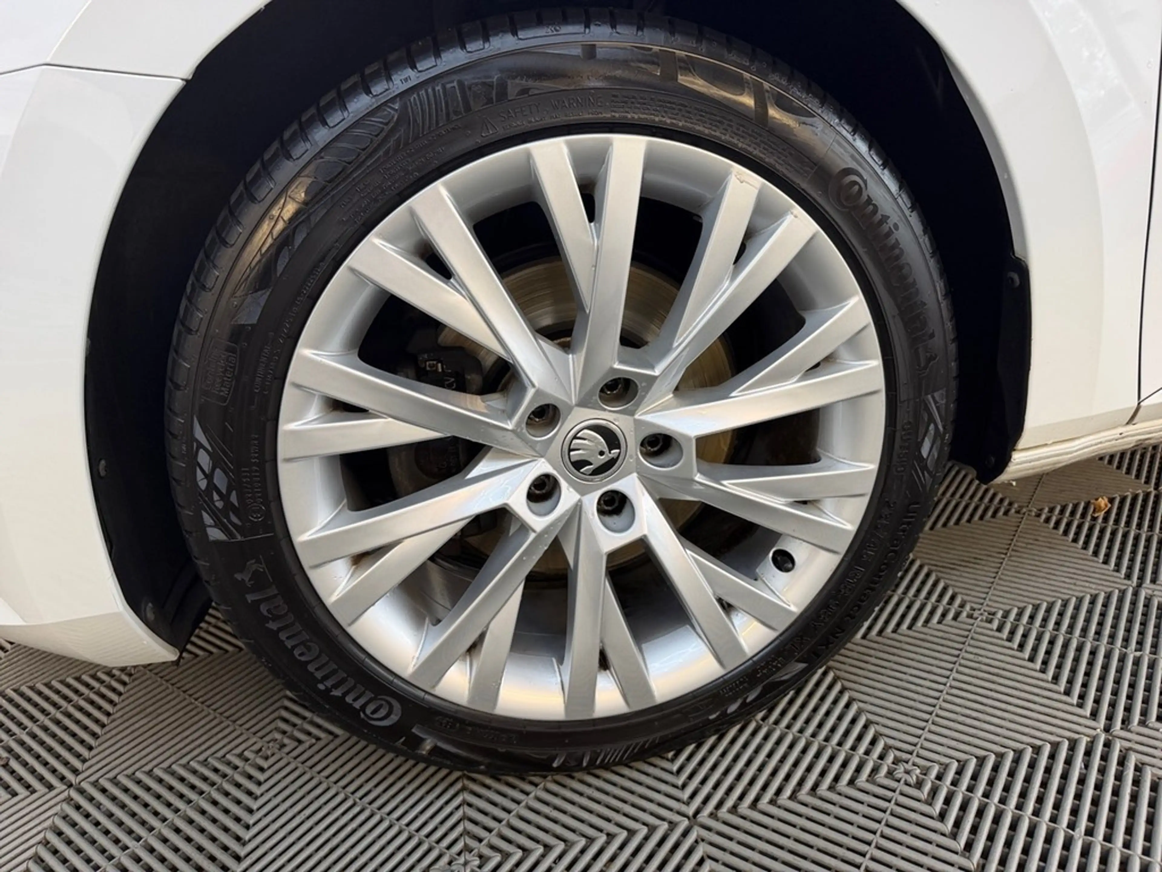 Skoda Superb Combi 2,0 TDI DSG AHK — photo 3
