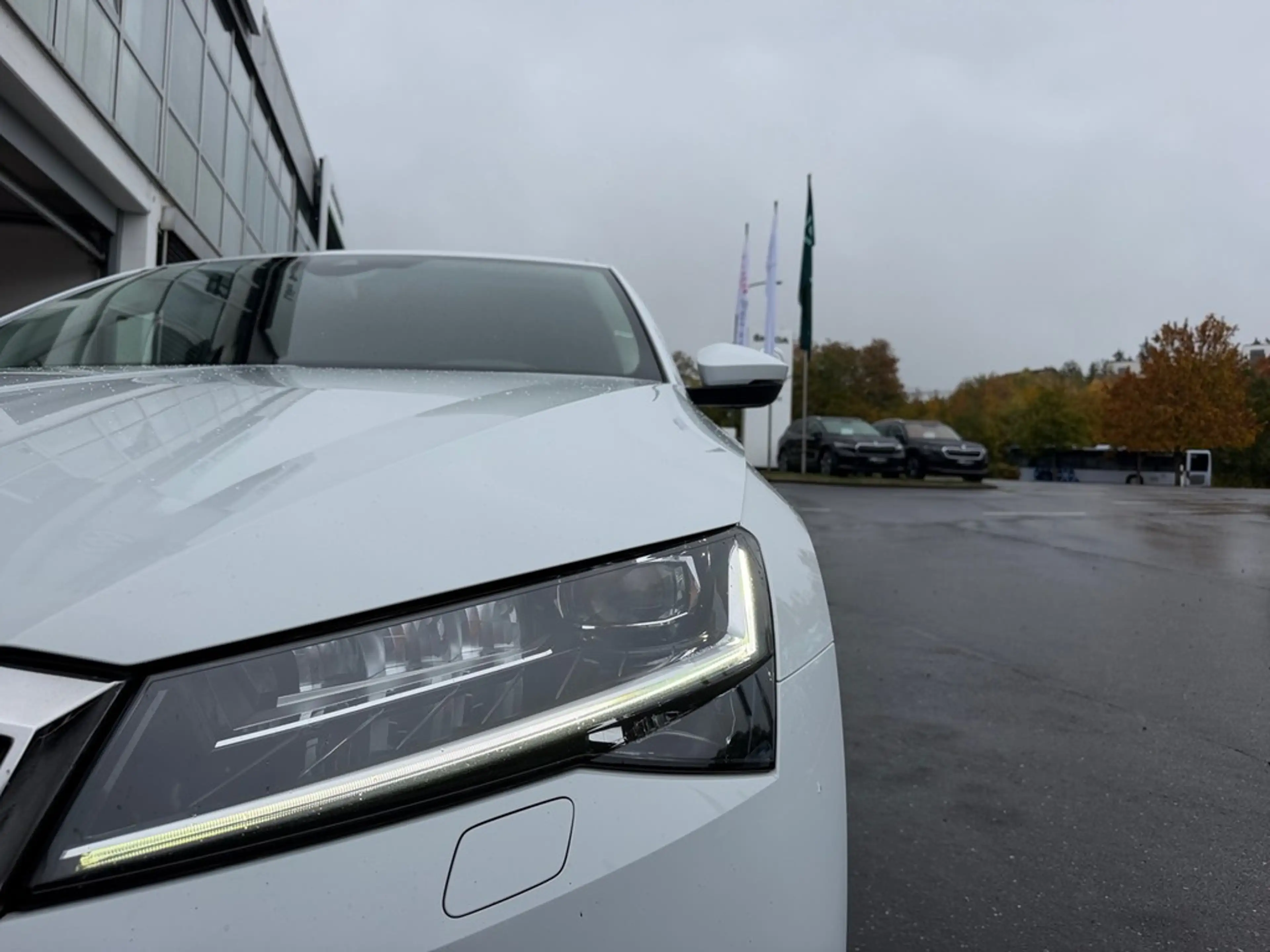 Skoda Superb Combi 2,0 TDI DSG AHK — photo 2