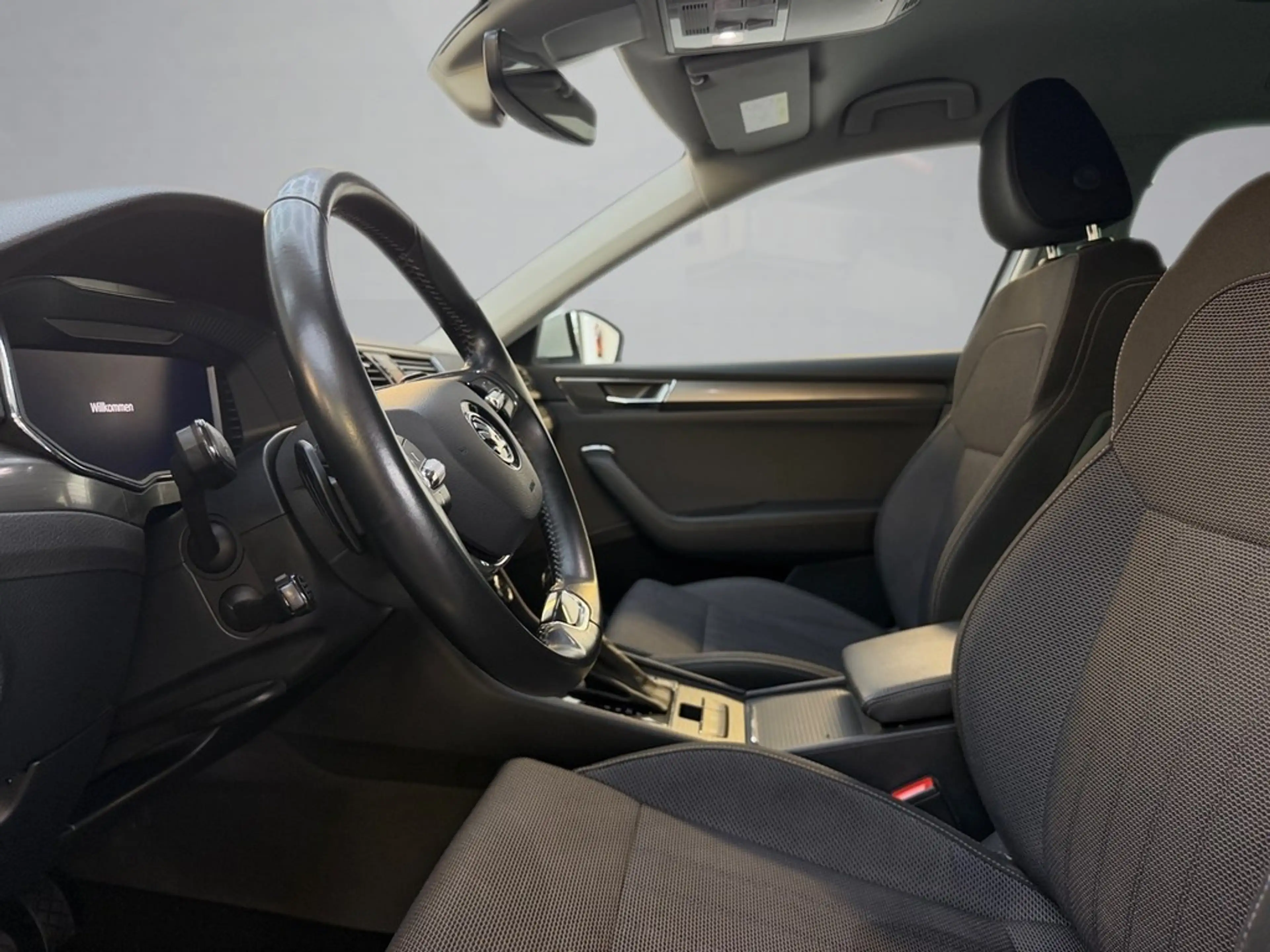 Skoda Superb Combi 2,0 TDI DSG AHK — photo 7