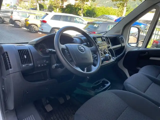 Opel Movano view 15