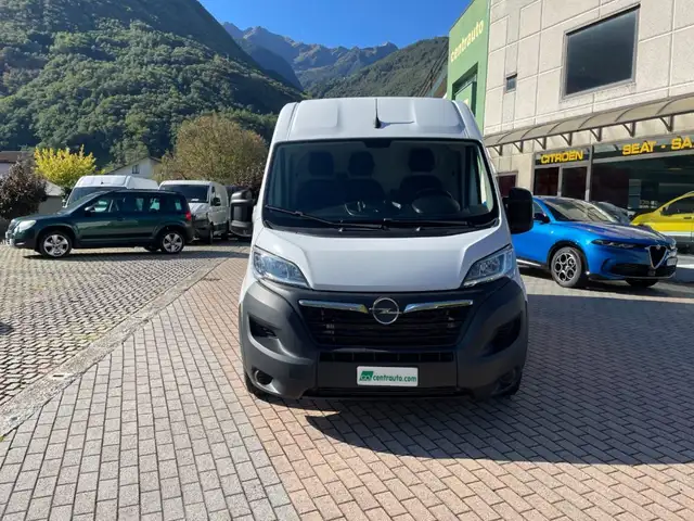 Opel Movano view 2