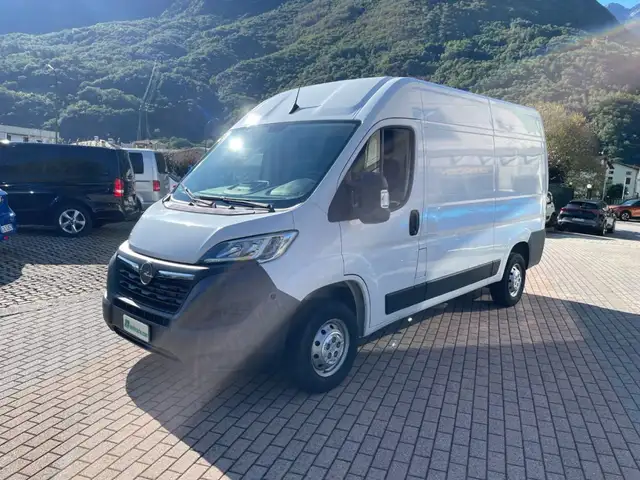 Opel Movano view 3