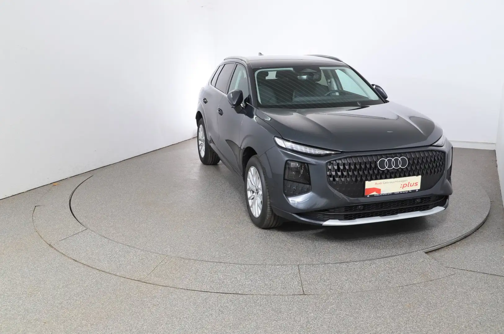 Audi Q3 TFSI 110 kW intense Grau - 2