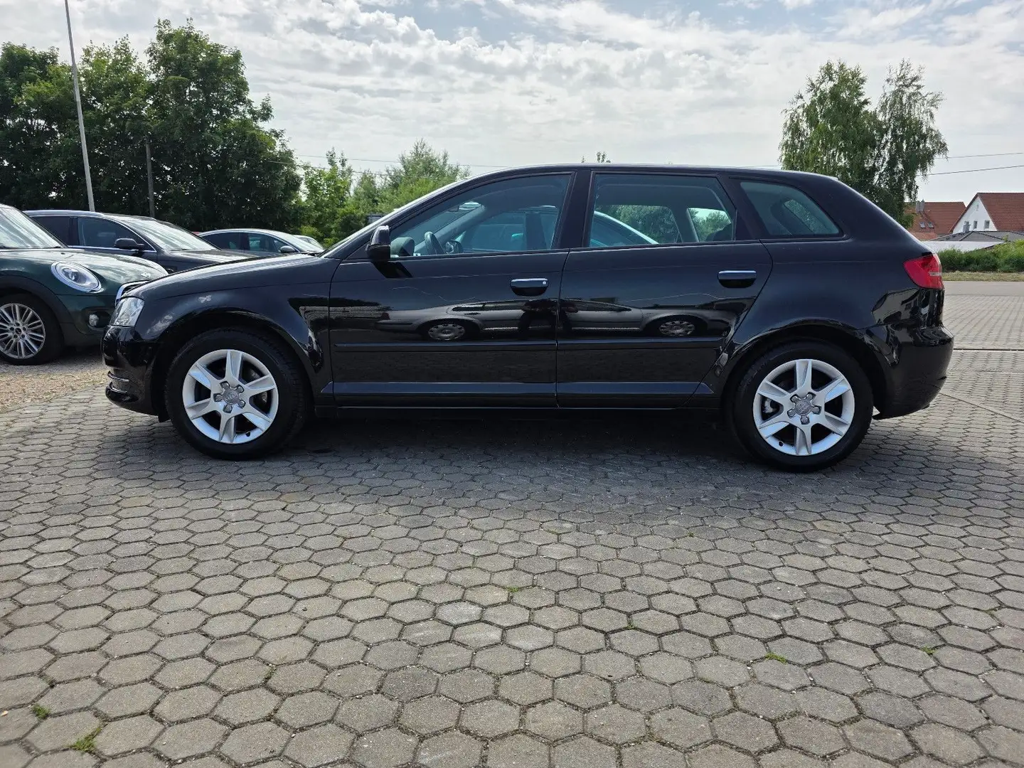 Audi A3 Sportback 1.6 Attraction / TÜV Neu Schwarz - 2