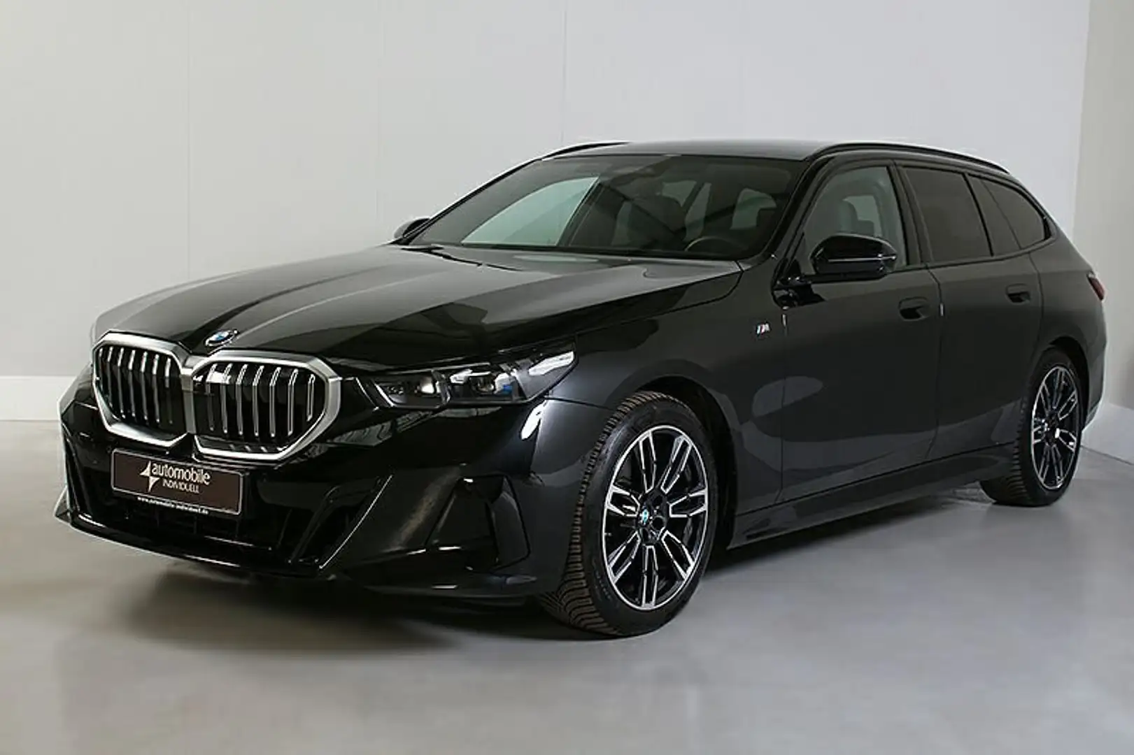 BMW 520 d xDrive AT M Sport AHK Standh H&K HuD 20Zoll Schwarz - 2