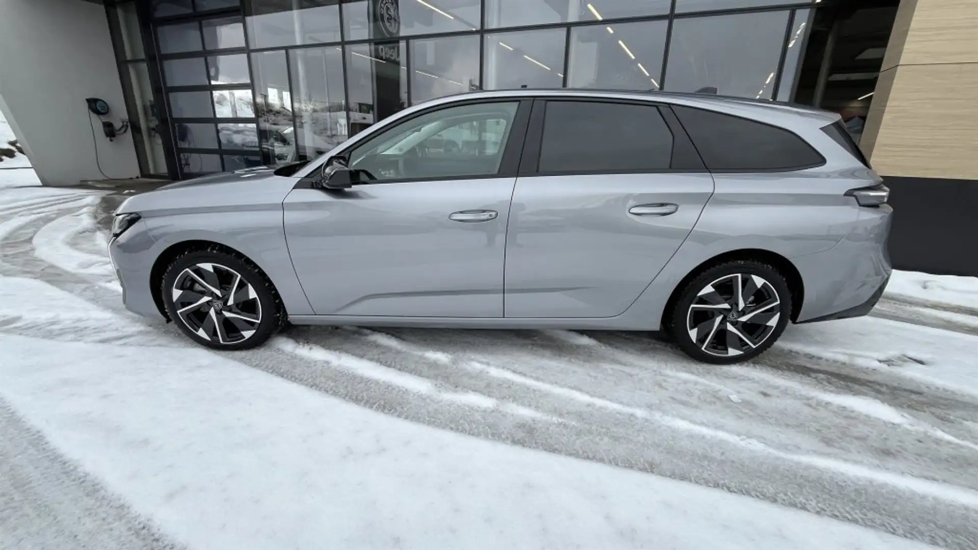 Peugeot 308 SW ALLURE Hybrid 145 e-DCS6 Grau - 2