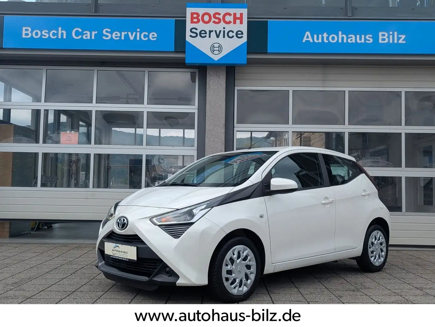 Toyota Aygo AYGO x-play*Klima*LED*DAB*Bluetooth Blanc - 1