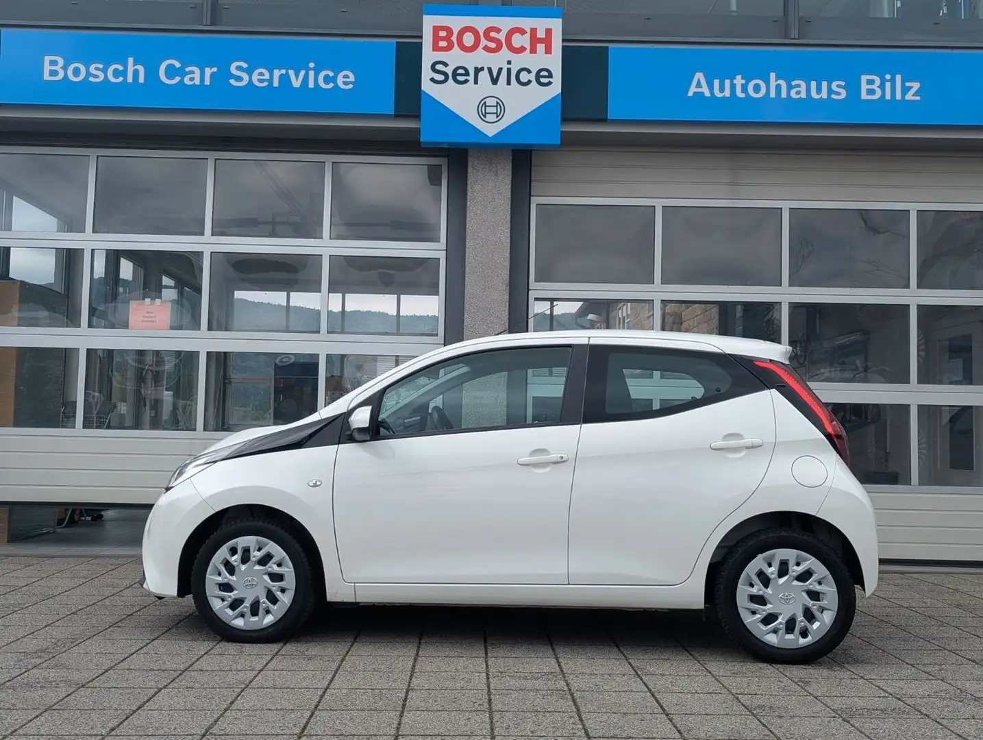 Toyota Aygo AYGO x-play*Klima*LED*DAB*Bluetooth Blanc - 2