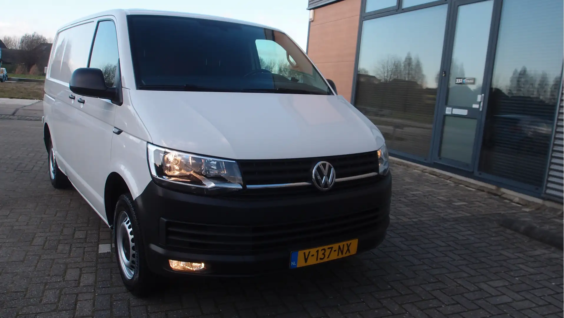 Volkswagen T6 Transporter 2.0 TDI 150 pk automaat kasteninrichting Highline Blanc - 2