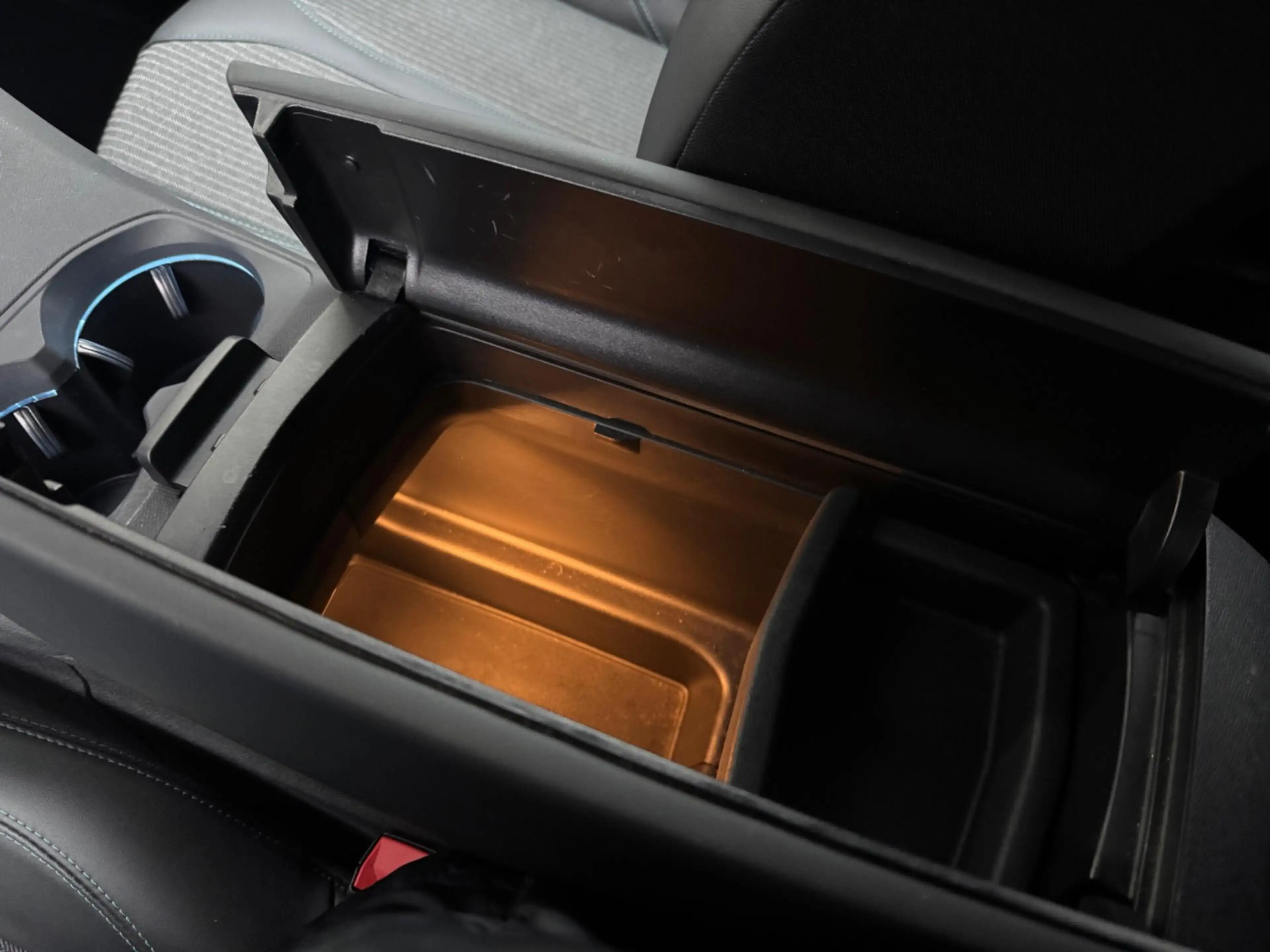 Peugeot 3008 1.6 HYbrid 225 360°Camera Nav — photo 24