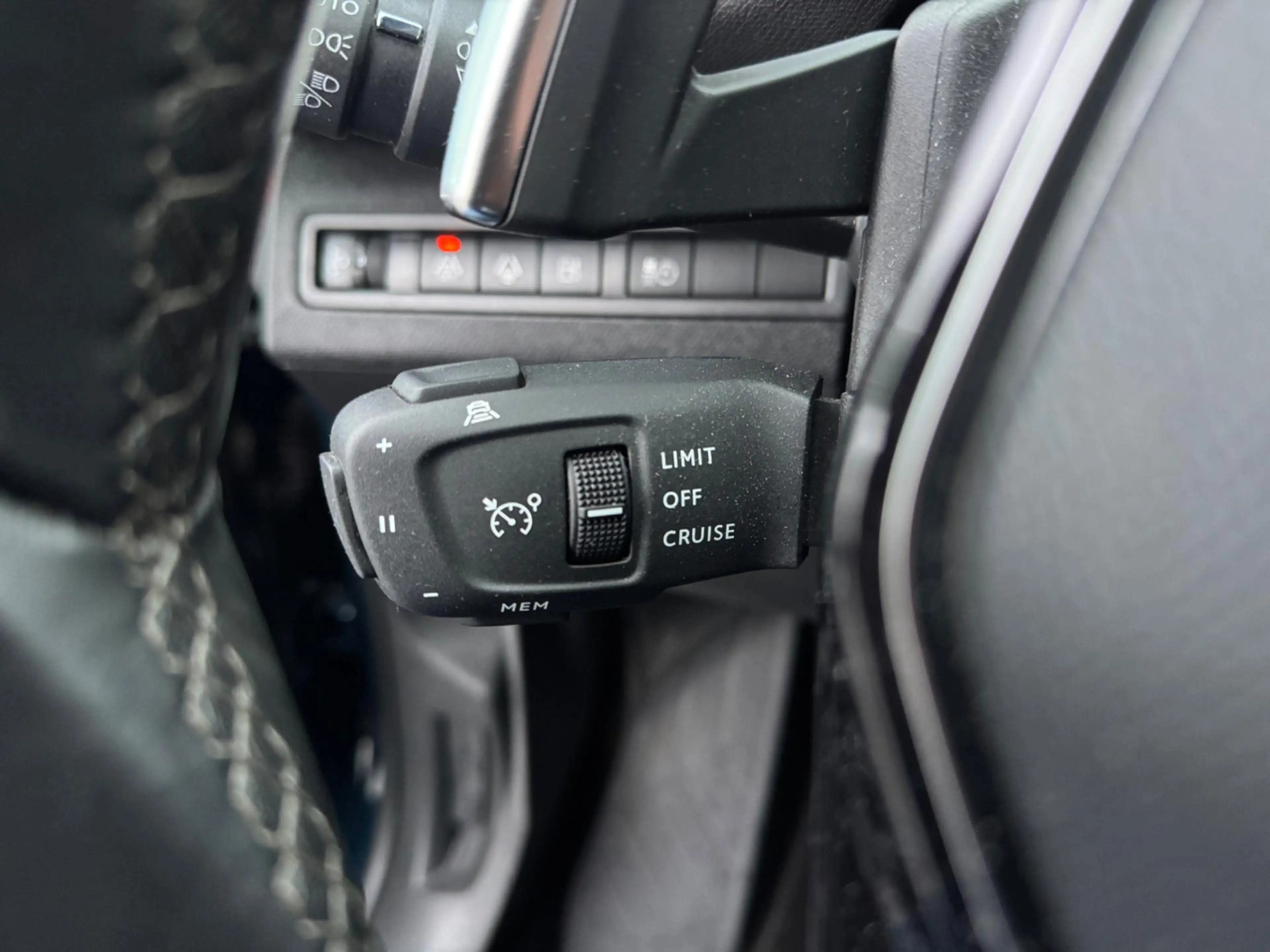 Peugeot 3008 1.6 HYbrid 225 360°Camera Nav — photo 22