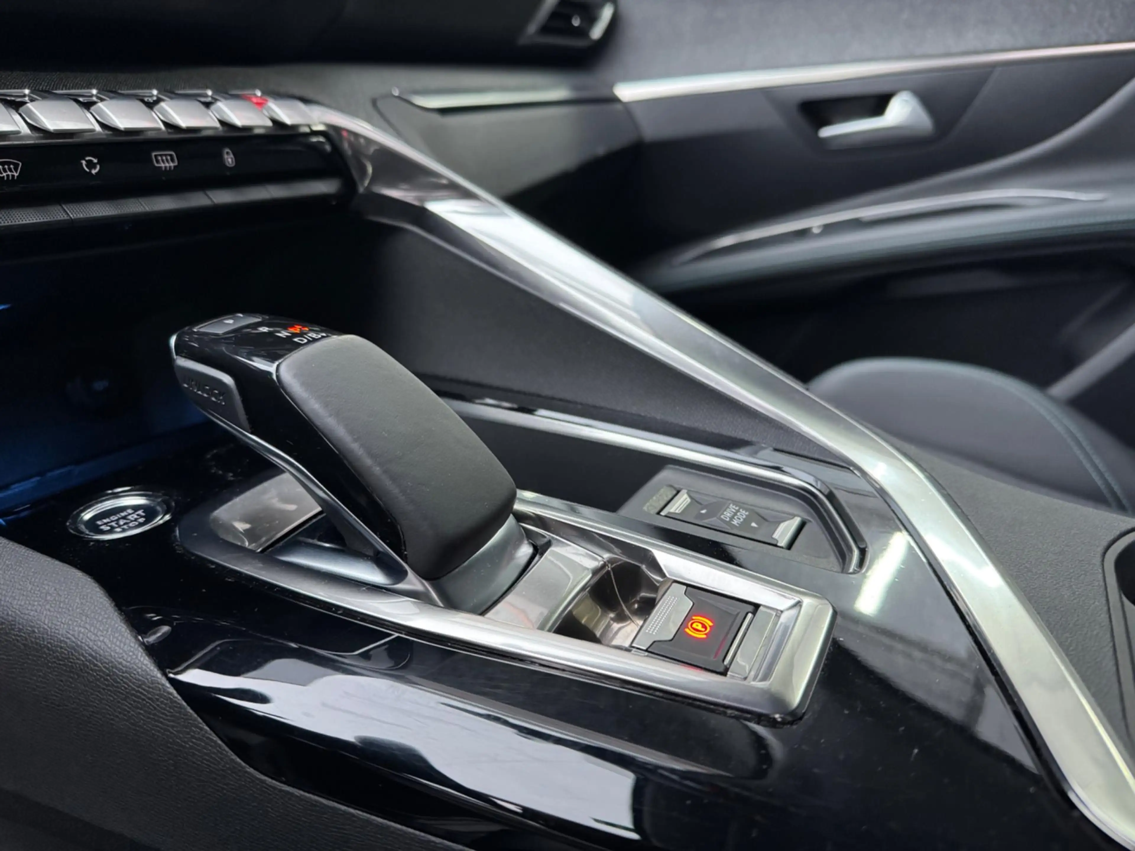 Peugeot 3008 1.6 HYbrid 225 360°Camera Nav — photo 17