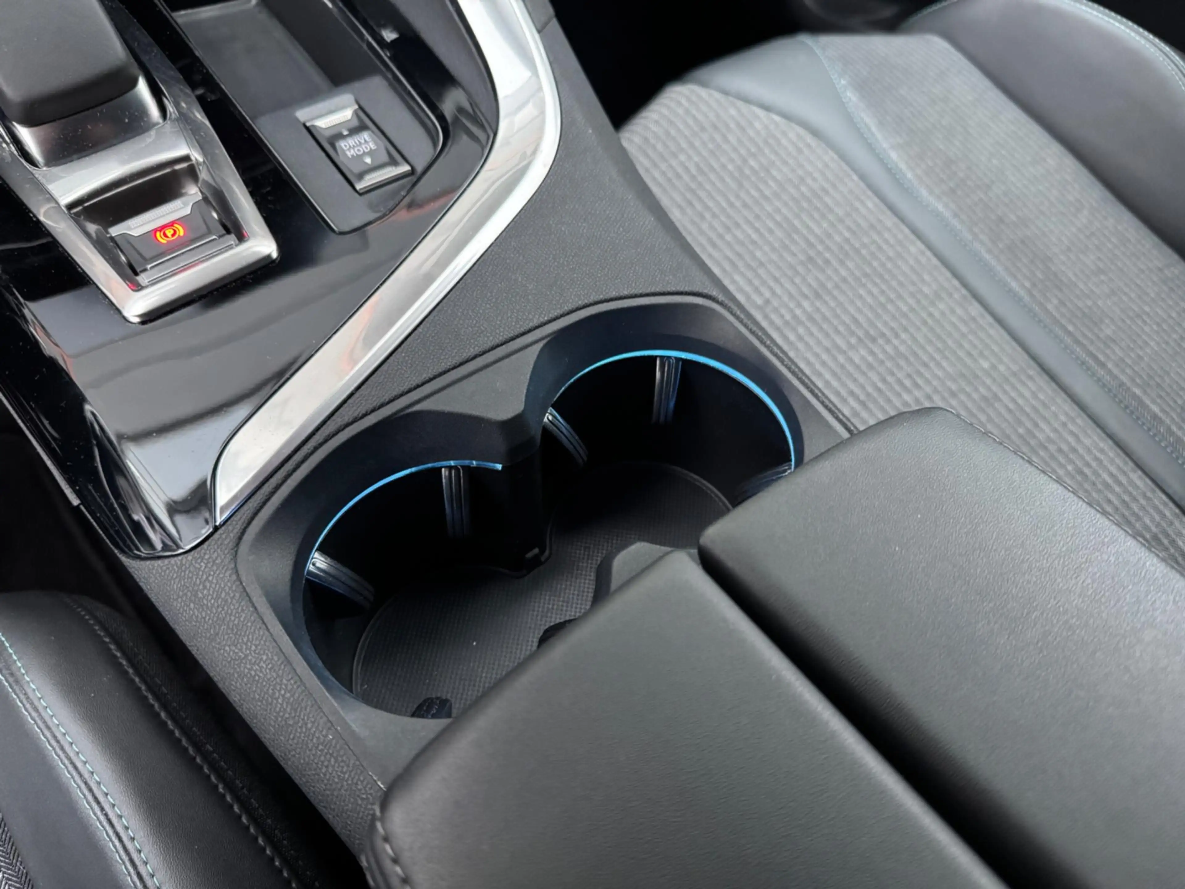 Peugeot 3008 1.6 HYbrid 225 360°Camera Nav — photo 23
