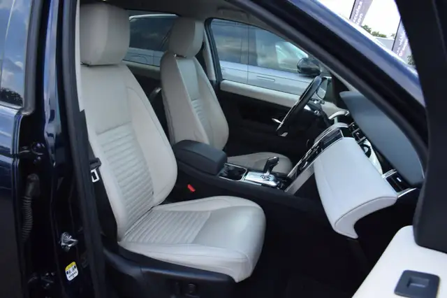 Land Rover Discovery Sport view 4