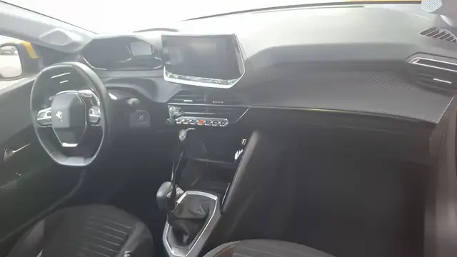 Peugeot 208 view 10
