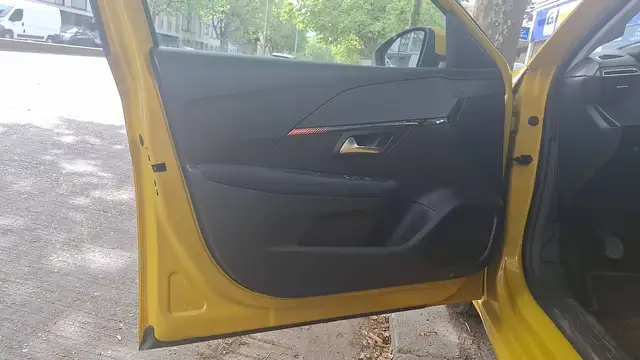 Peugeot 208 view 7