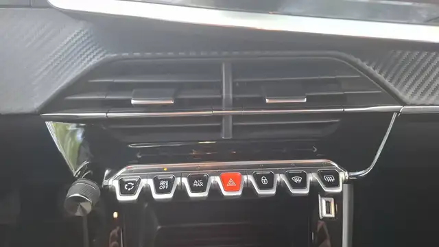 Peugeot 208 view 13