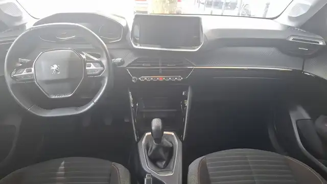 Peugeot 208 view 11