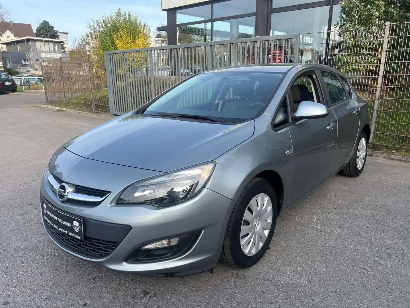 Opel Astra J Lim. 5-trg. Selection 98TKM/TÜV+INSP NEU Argent - 1