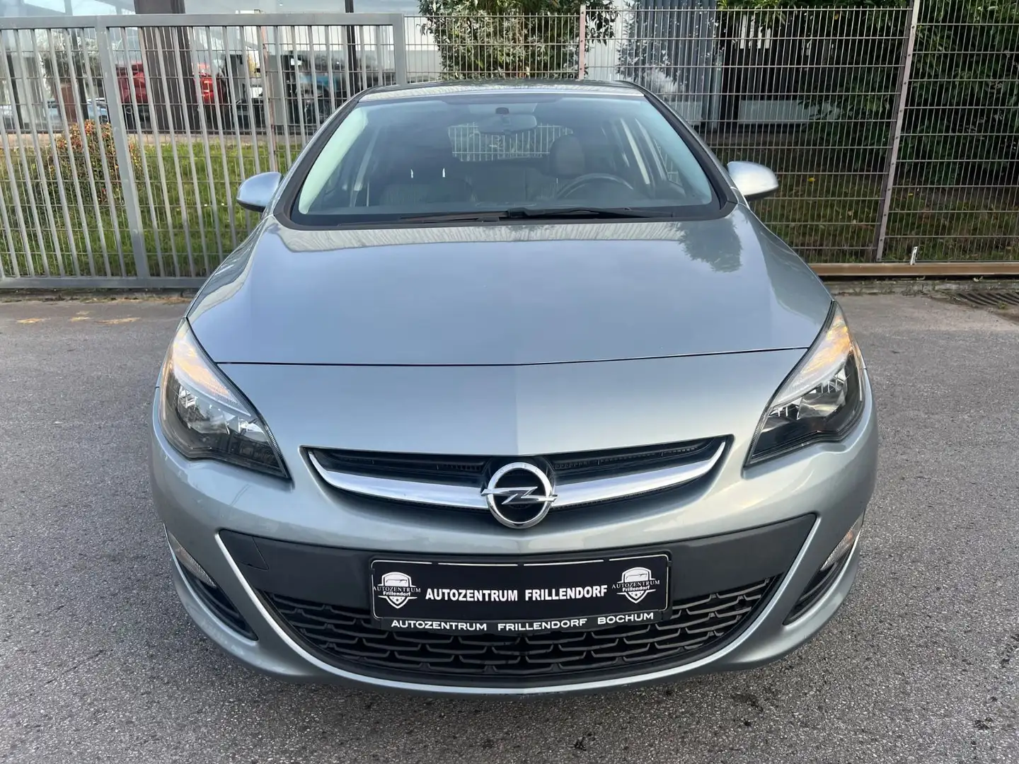 Opel Astra J Lim. 5-trg. Selection 98TKM/TÜV+INSP NEU Argent - 2