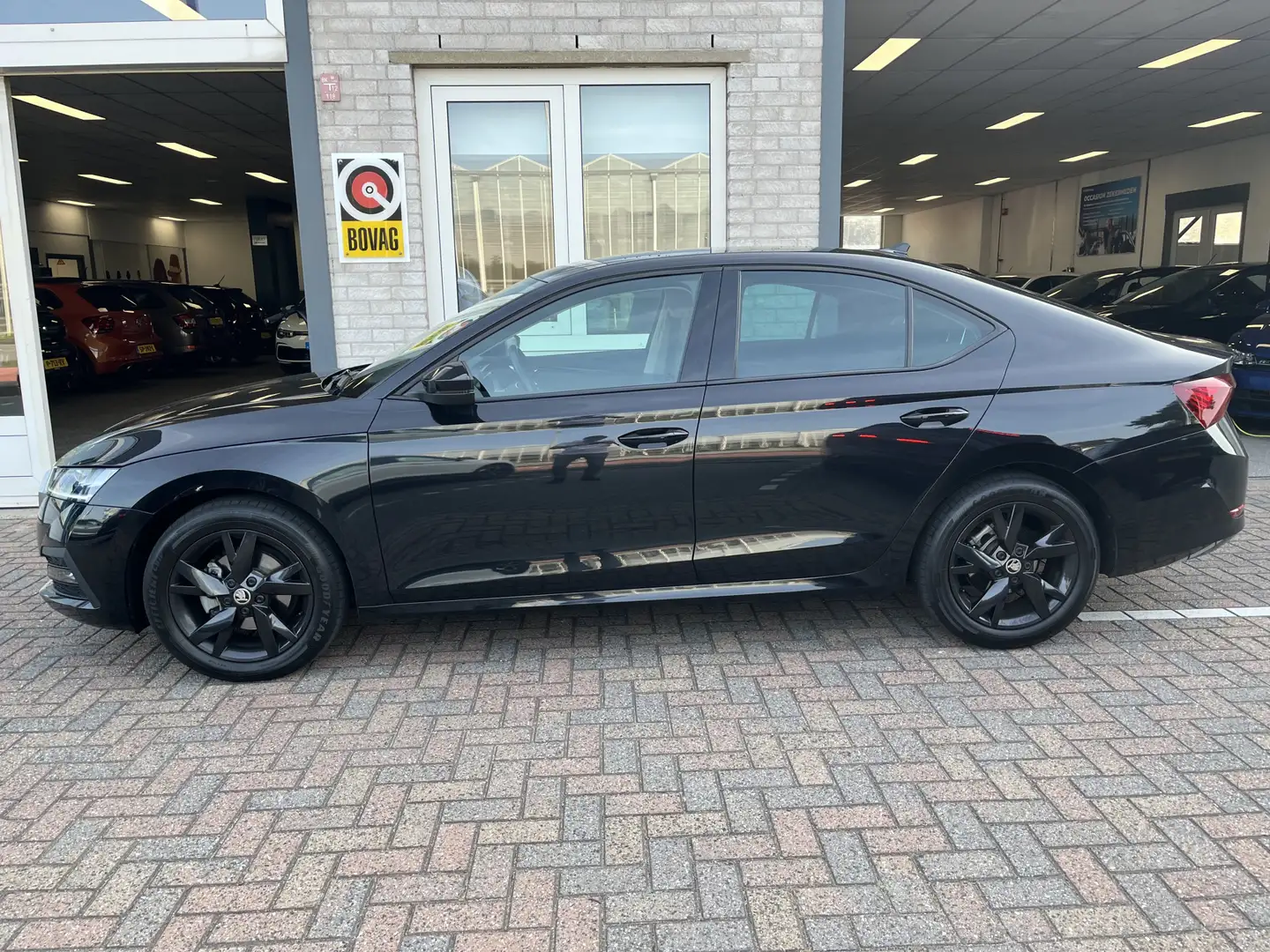 Skoda Octavia 1.0 e-TSI Business Edition / AUTOMAAT/ DIGITAL DAS Schwarz - 2