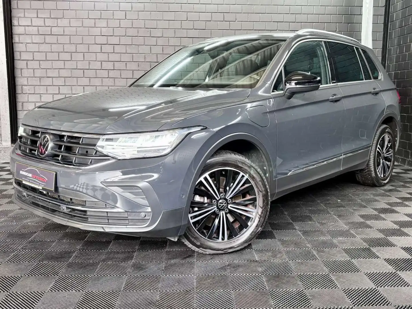 Volkswagen Tiguan Life ACTIVE eHybrid TSI 245 CV DSG6 ** Attelage * Gris - 1