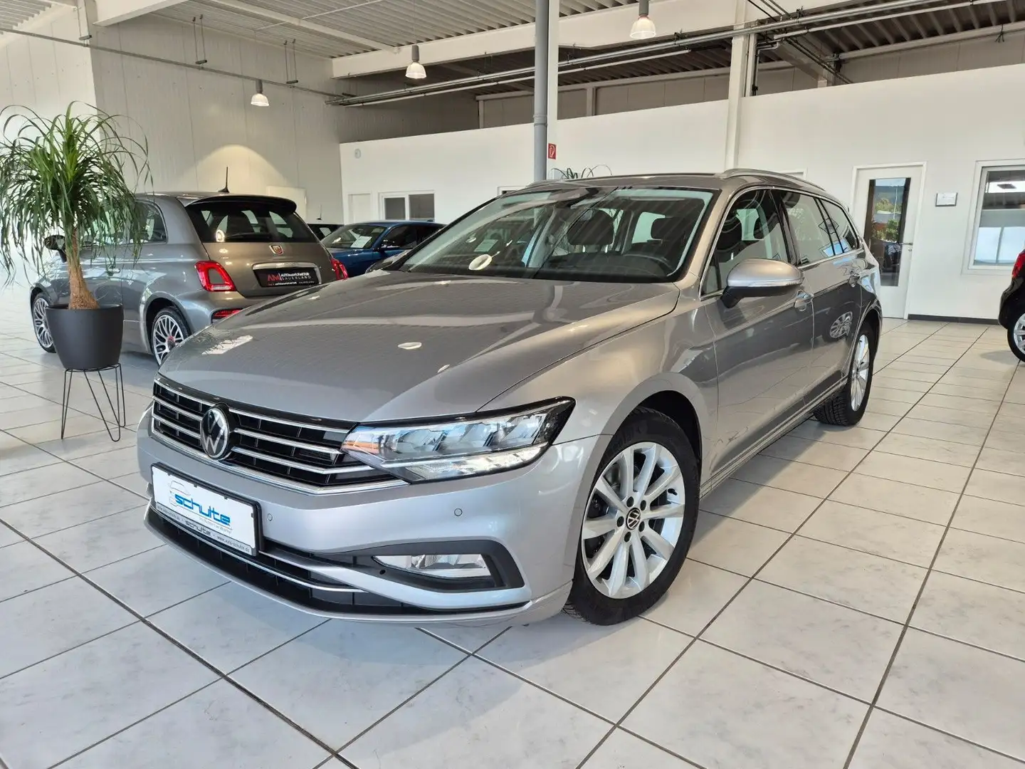 Volkswagen Passat Variant Business *AT*Navi*Kamera*SHZ*ACC* Zilver - 1