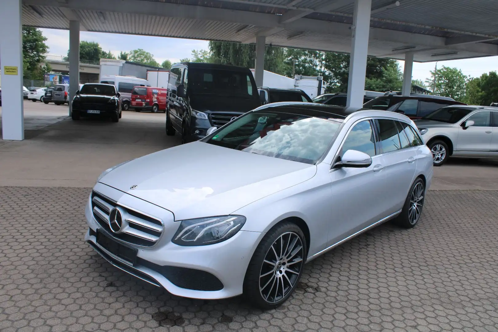 Mercedes-Benz E 350 d 4Matic,LED,20",Leder,Head-up,Panorama Zilver - 2