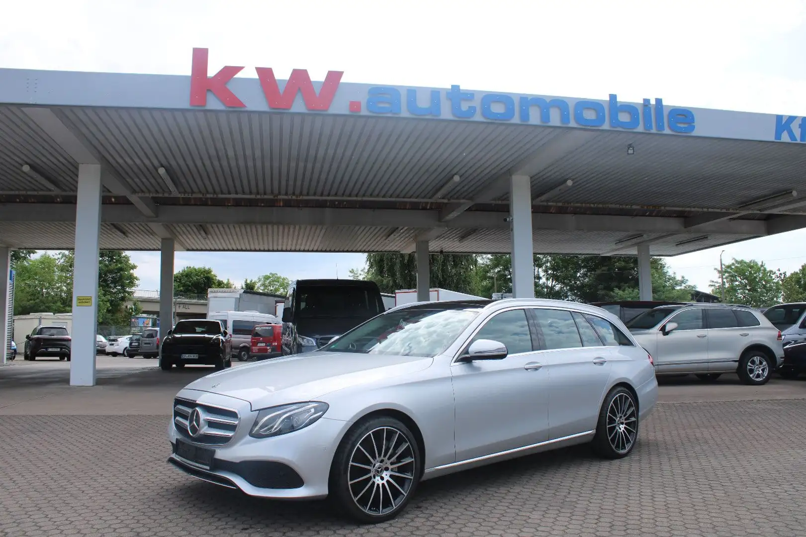 Mercedes-Benz E 350 d 4Matic,LED,20",Leder,Head-up,Panorama Zilver - 1