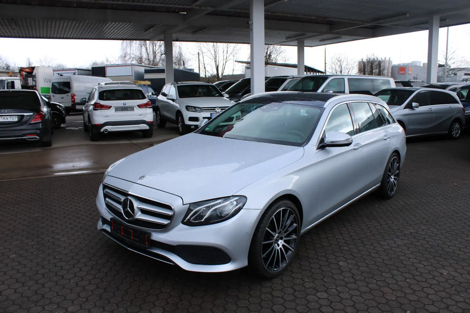 Mercedes-Benz E 350 d 4Matic,LED,20",Leder,Head-up,Panorama Stříbrná - 2