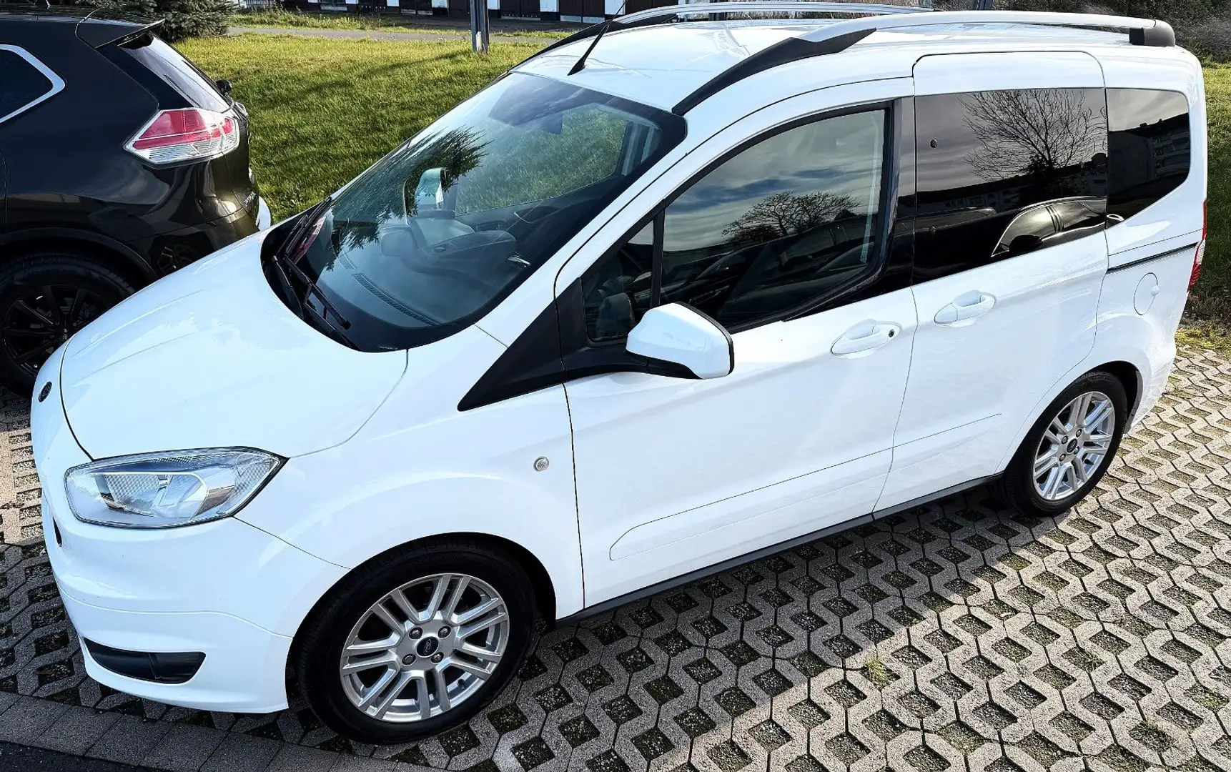 Ford Tourneo Courier Titanium AppLink+PDC+Rfkam+NAV Weiß - 1