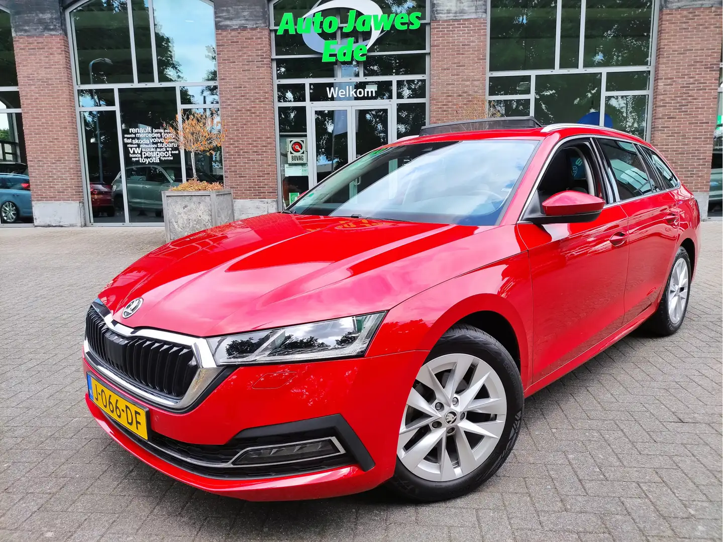 Skoda Octavia Combi 1.5 TSI First Edition Panoramadak - Wegklapb Rood - 1