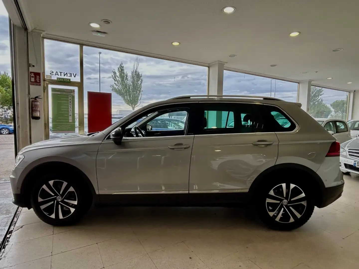 Volkswagen Tiguan 2.0TDI Edition 85kW Gris - 2