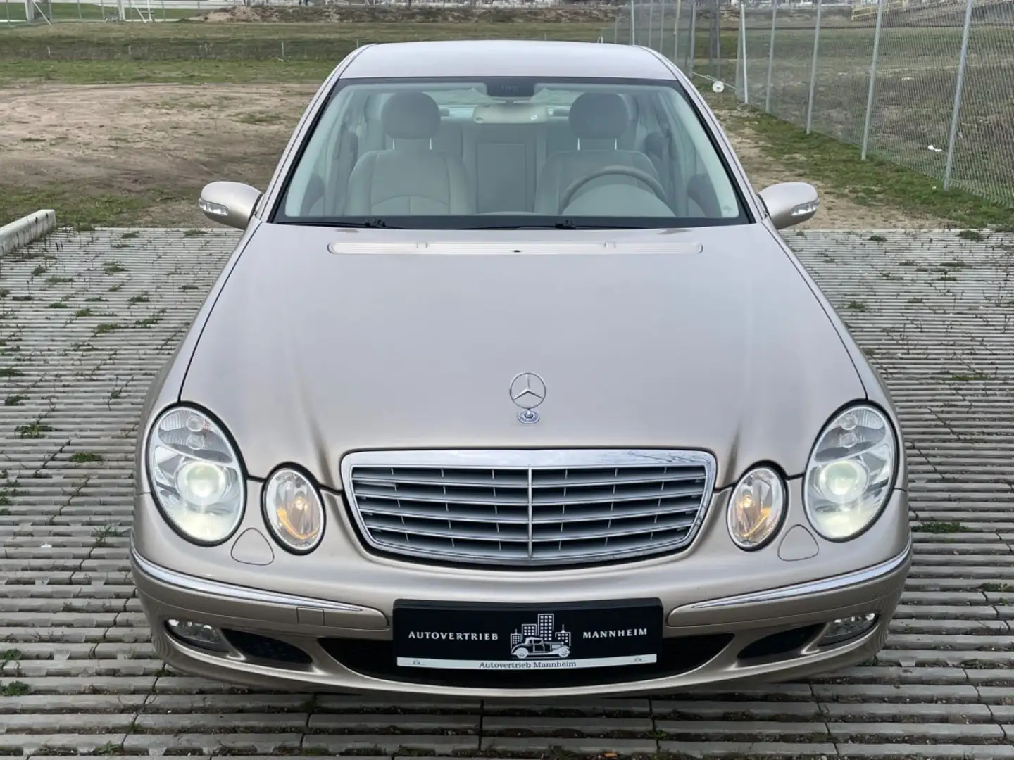 Mercedes-Benz E 350 Lim. Automatik/BiXenon/Tempomat/Klimaaut. Béžová - 2