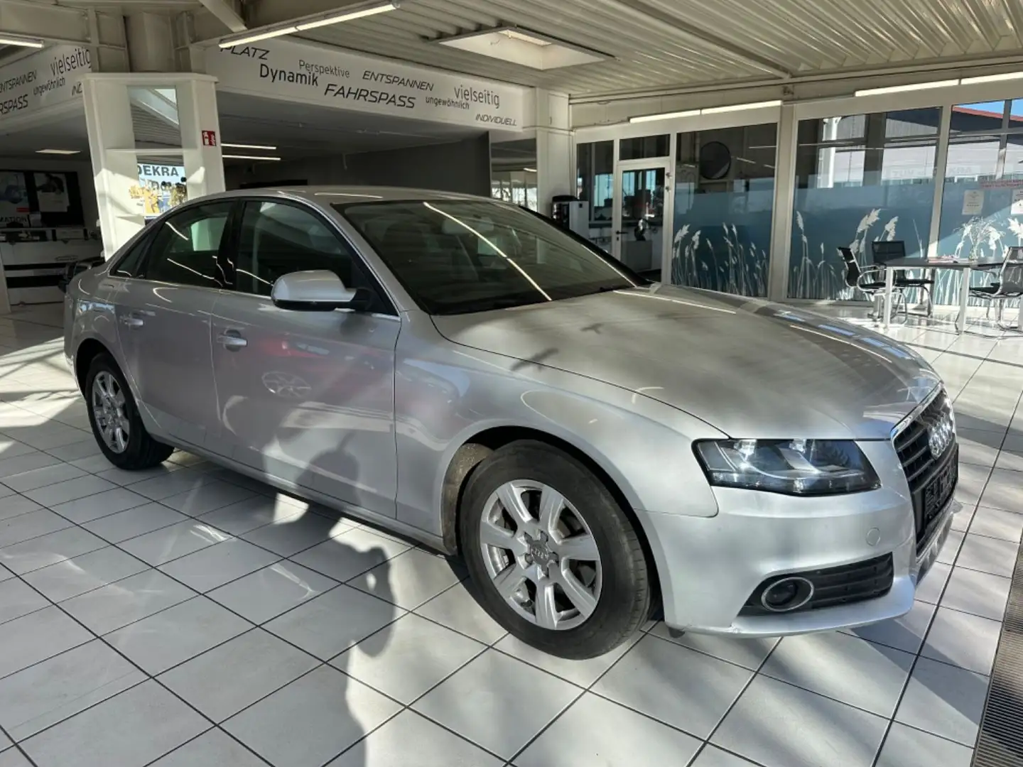 Audi A4 Lim., Automatik,84TKM,2Hand,Motor läuft unrund Срібний - 1