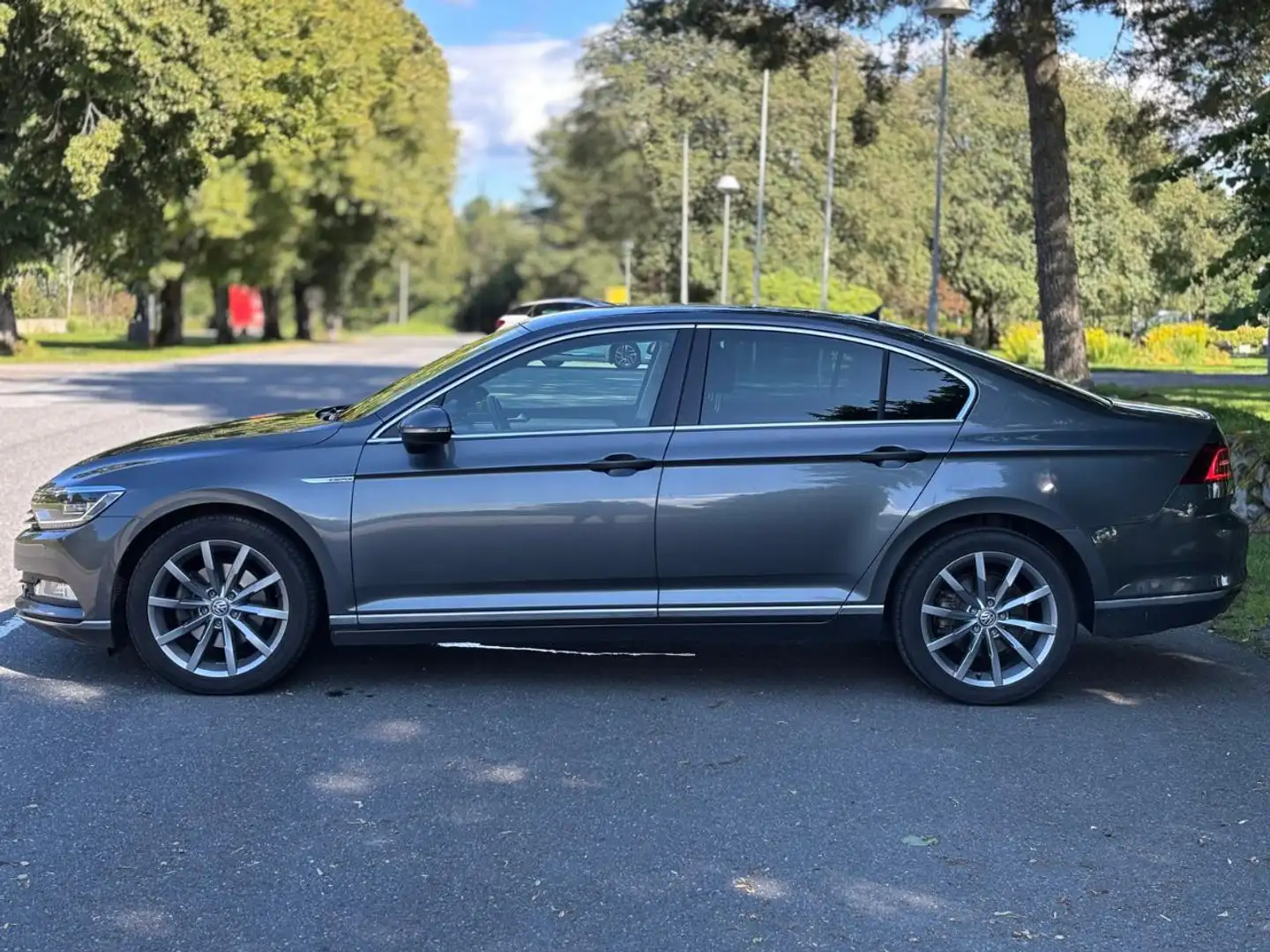 Volkswagen Passat 2.0 TDI SCR (BlueMotion Tech) 4Mot DSG Highline Szary - 2