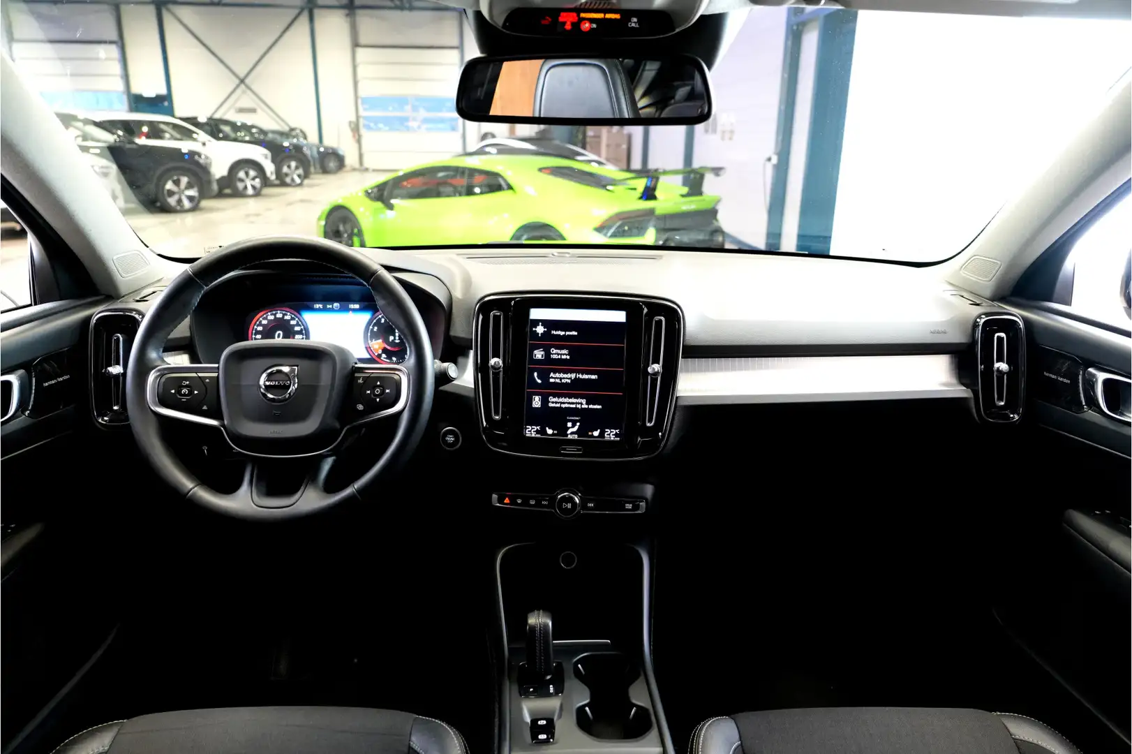 Volvo XC40 2.0 T4 140kW/190pk Aut8 Intro Pro PANORAMADAK + HA Zwart - 2