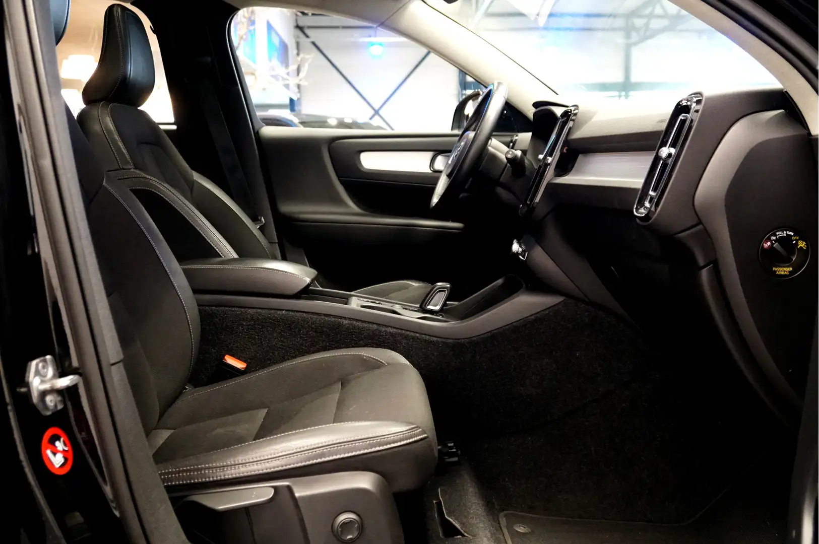 Volvo XC40 2.0 T4 140kW/190pk Aut8 Intro Pro PANORAMADAK + HA Noir - 2