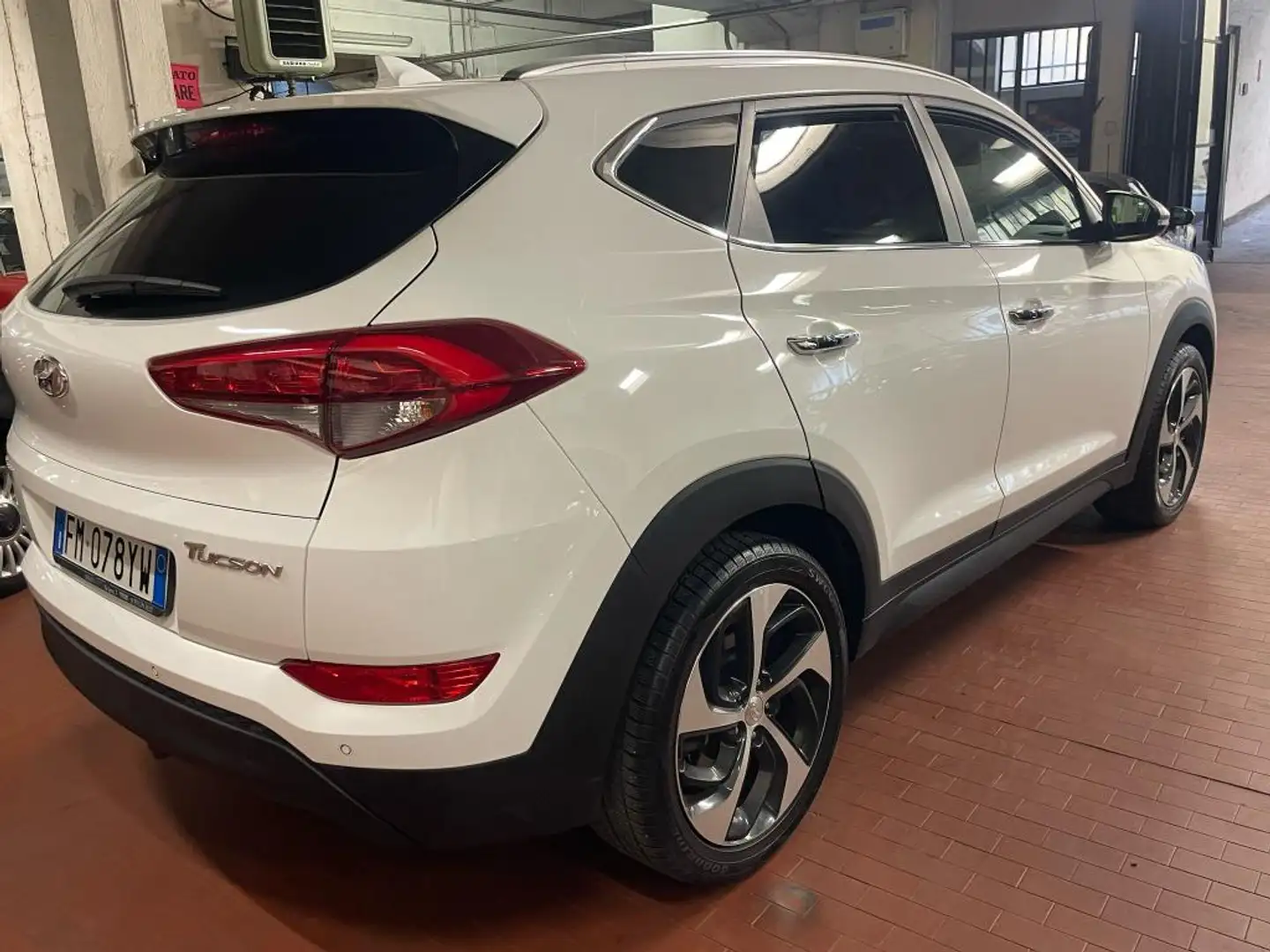 Hyundai TUCSON 1.7 crdi Sound 2wd 141cv dct Bianco - 2
