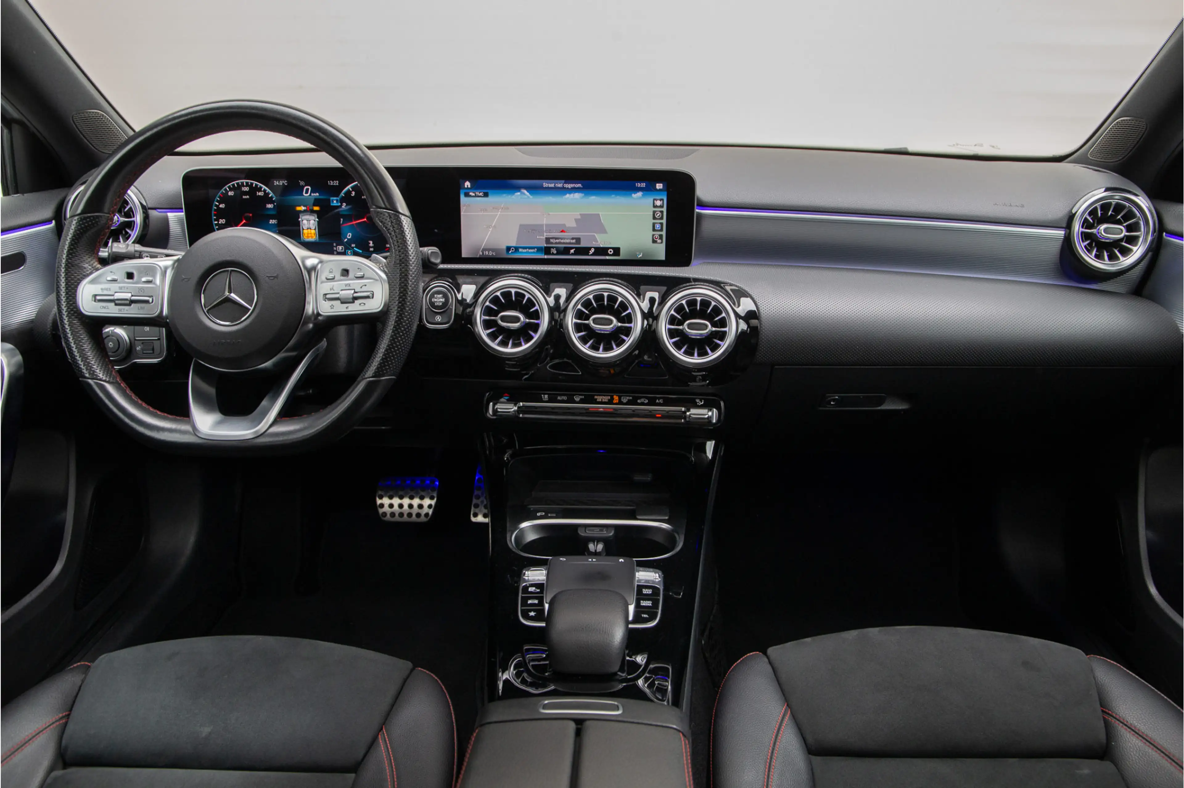 Mercedes-Benz A 200 AMG Premium, Pano, Widescreen, Sfeerverlichting, 1 — photo 7