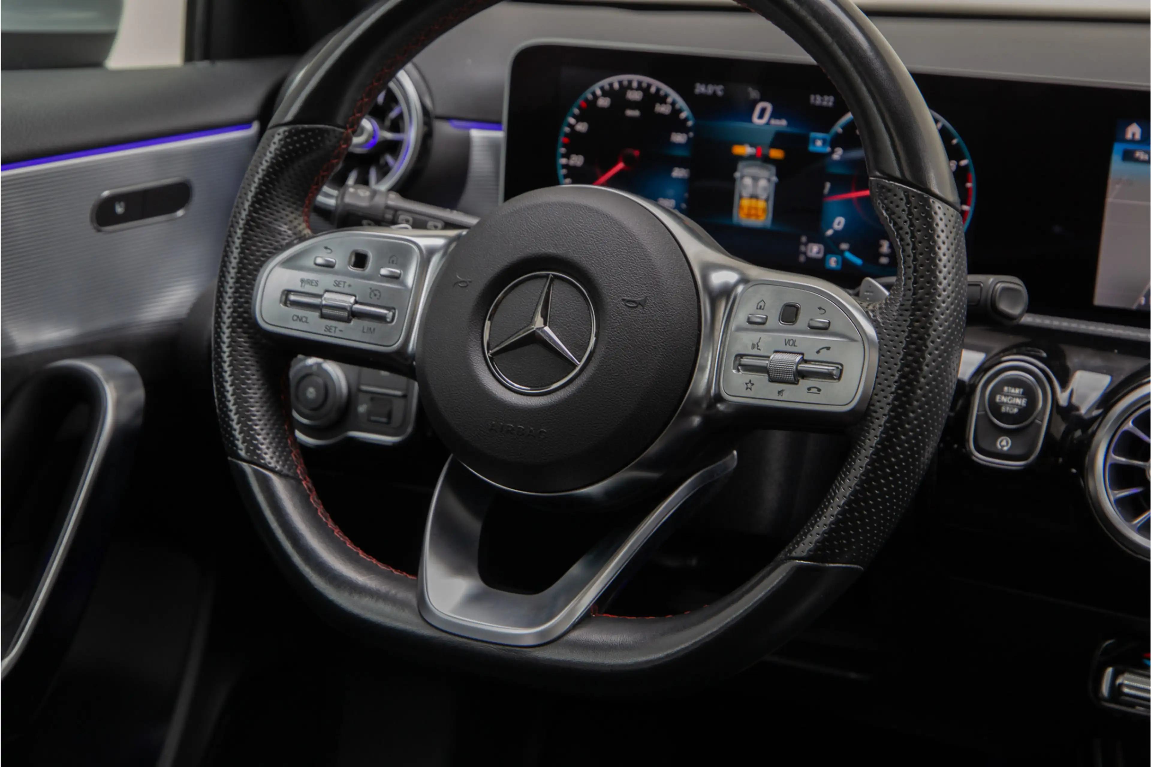 Mercedes-Benz A 200 AMG Premium, Pano, Widescreen, Sfeerverlichting, 1 — photo 18