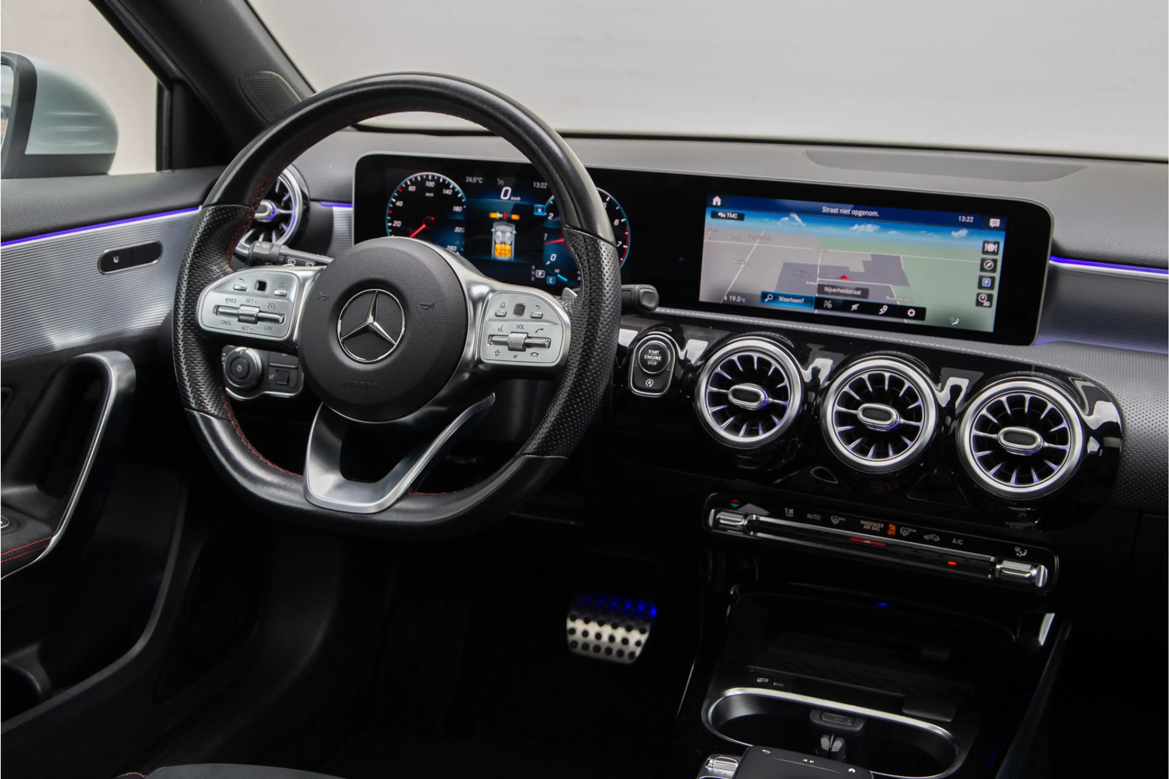 Mercedes-Benz A 200 AMG Premium, Pano, Widescreen, Sfeerverlichting, 1 — photo 9