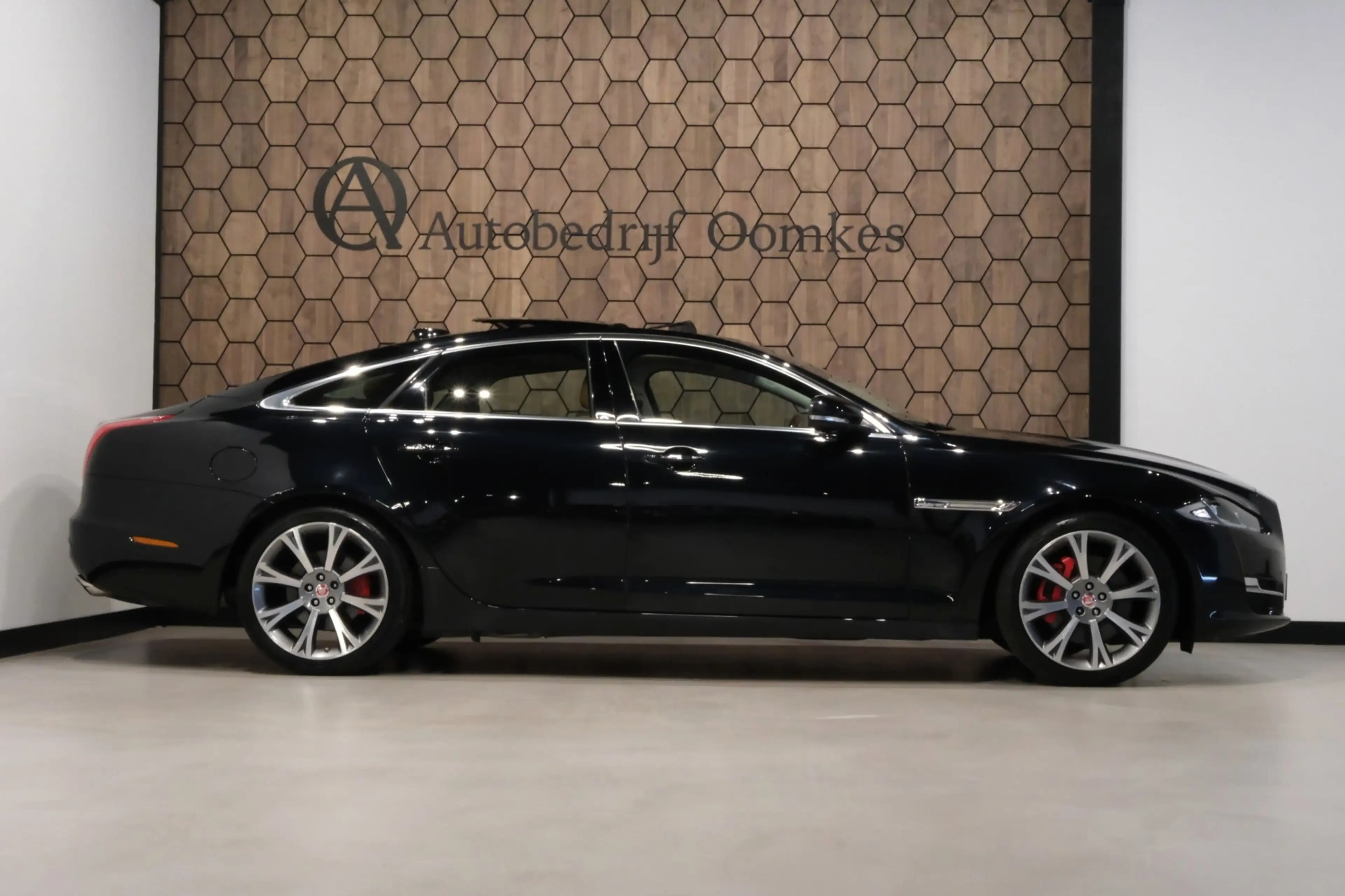 Jaguar XJ — photo 15
